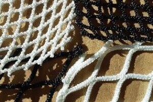 Filets noirs et blanc tressés mailles 13x13 et 30x30