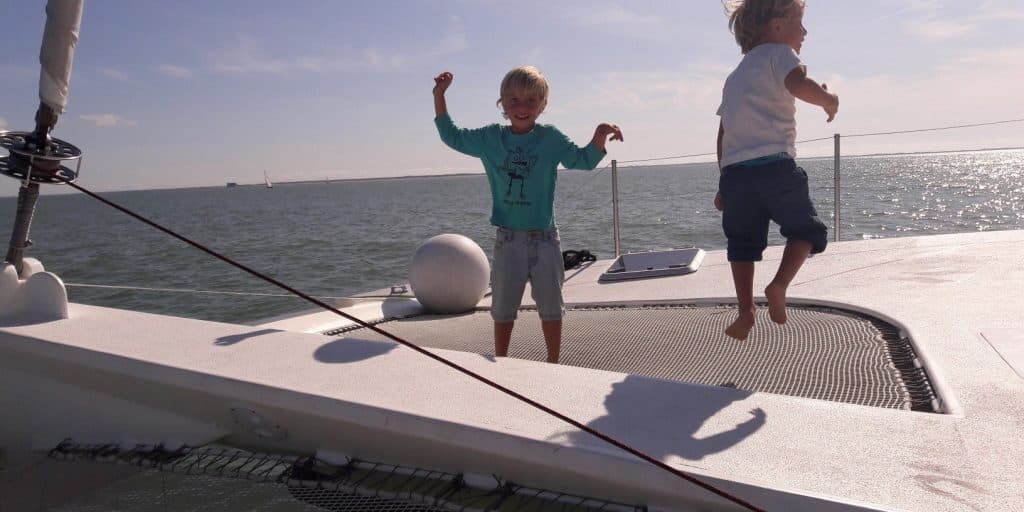 filet catamaran avec enfant qui sautent