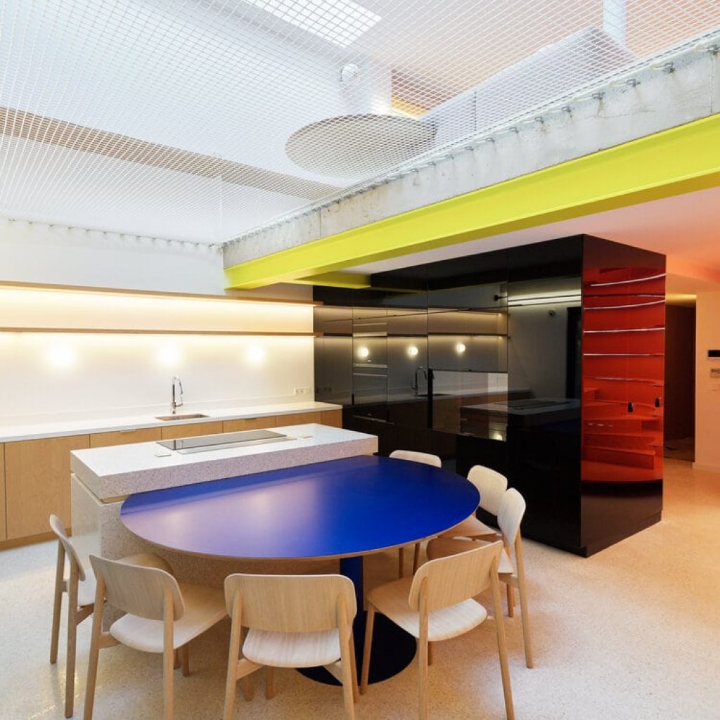 Filet d'habitation au-dessus d'une salle à manger de style moderne conçue comme un loft
