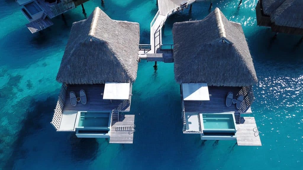 Le complexe hôtelier Hilton Conrad à Bora Bora ; Vue sur les bungalows avec piscine privative et filet extérieur, dock hammock pour hôtel de luxe dans le monde