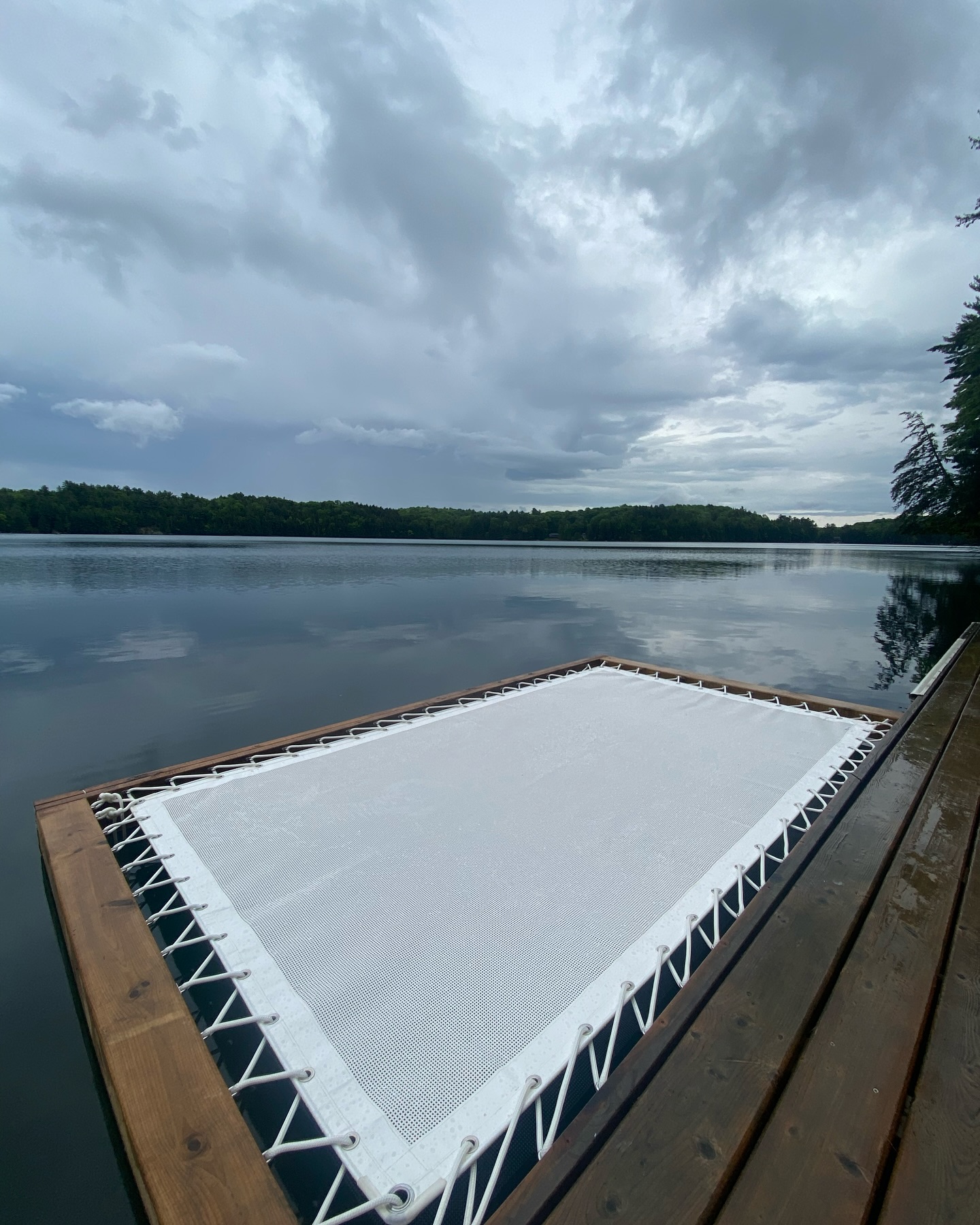 Sammer Hôtel en Autriche. Vue sur le filet d'extérieur suspendu au-dessu d'un lac.