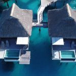 Filets extérieurs disposés comme des hammacks sur les terrasses individuelles de bungalows de luxe à Bora Bora