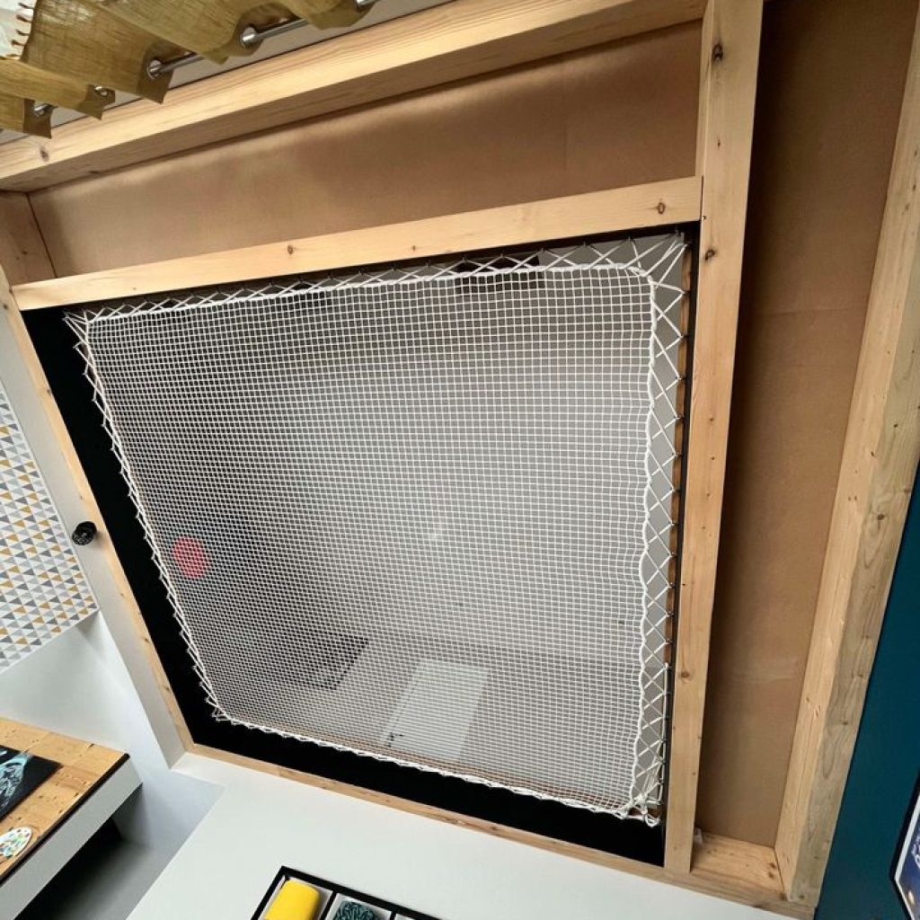 Un filet sur mesure pour sécuriser une trémie de couloir par Feelnets