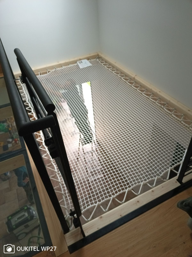 Un filet sur mesure pour sécuriser une trémie de couloir par Feelnets