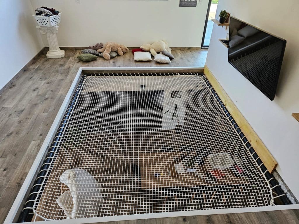 Un filet mezzanine sur mesure pour un espace détente aérien et design