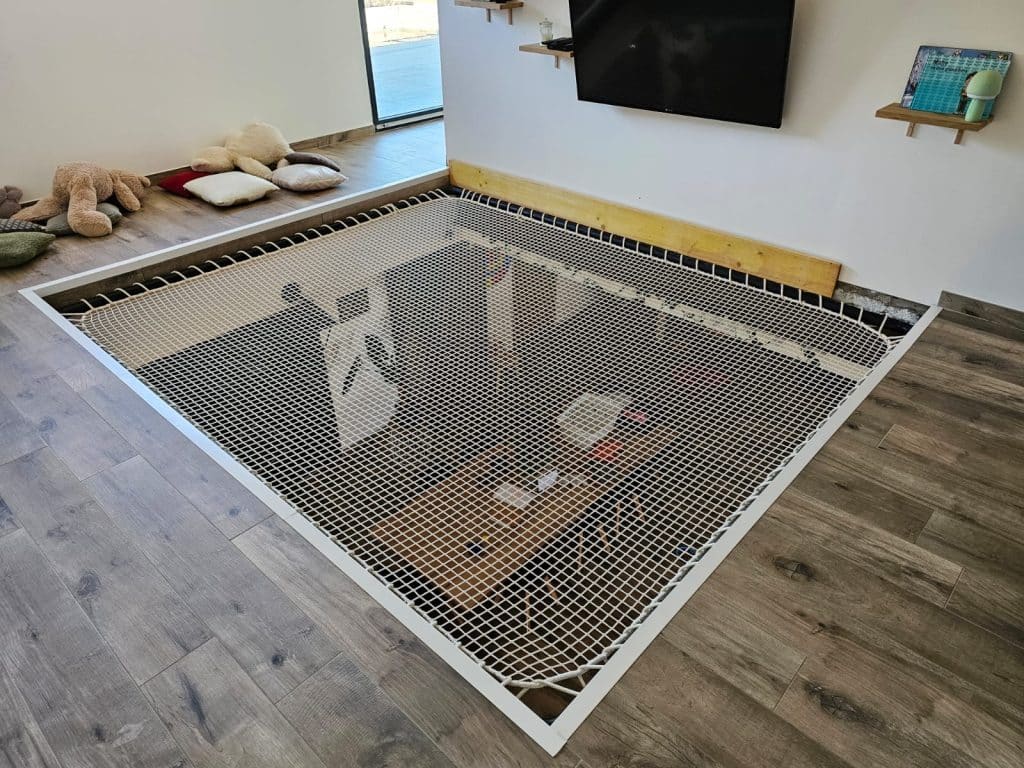 Un filet mezzanine sur mesure pour un espace détente aérien et design