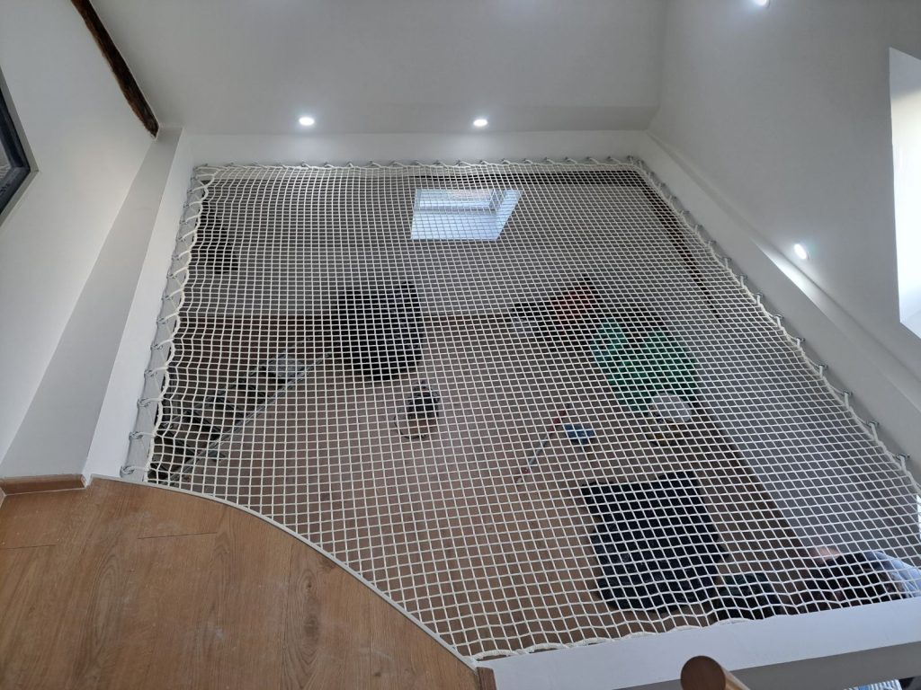 Un filet mezzanine sur mesure pour un espace suspendu clair et lumineux