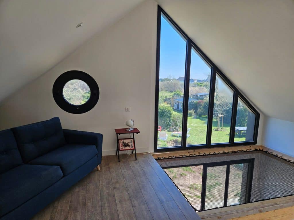 Un filet mezzanine sur mesure pour sublimer une baie vitrée