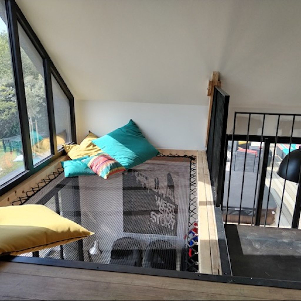 Un filet mezzanine sur mesure pour sublimer une baie vitrée