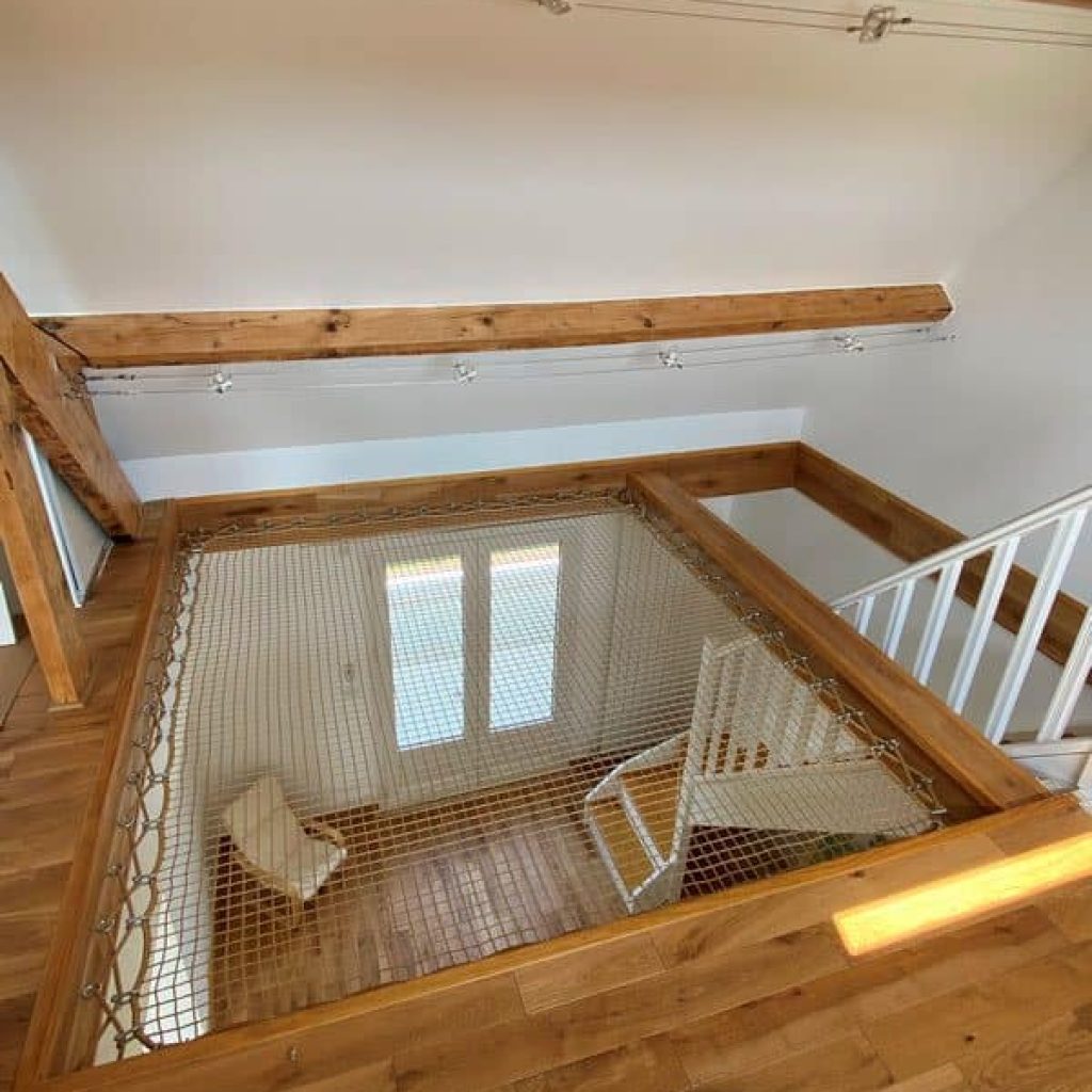 Un filet intérieur beige pour une intégration harmonieuse dans un espace en bois