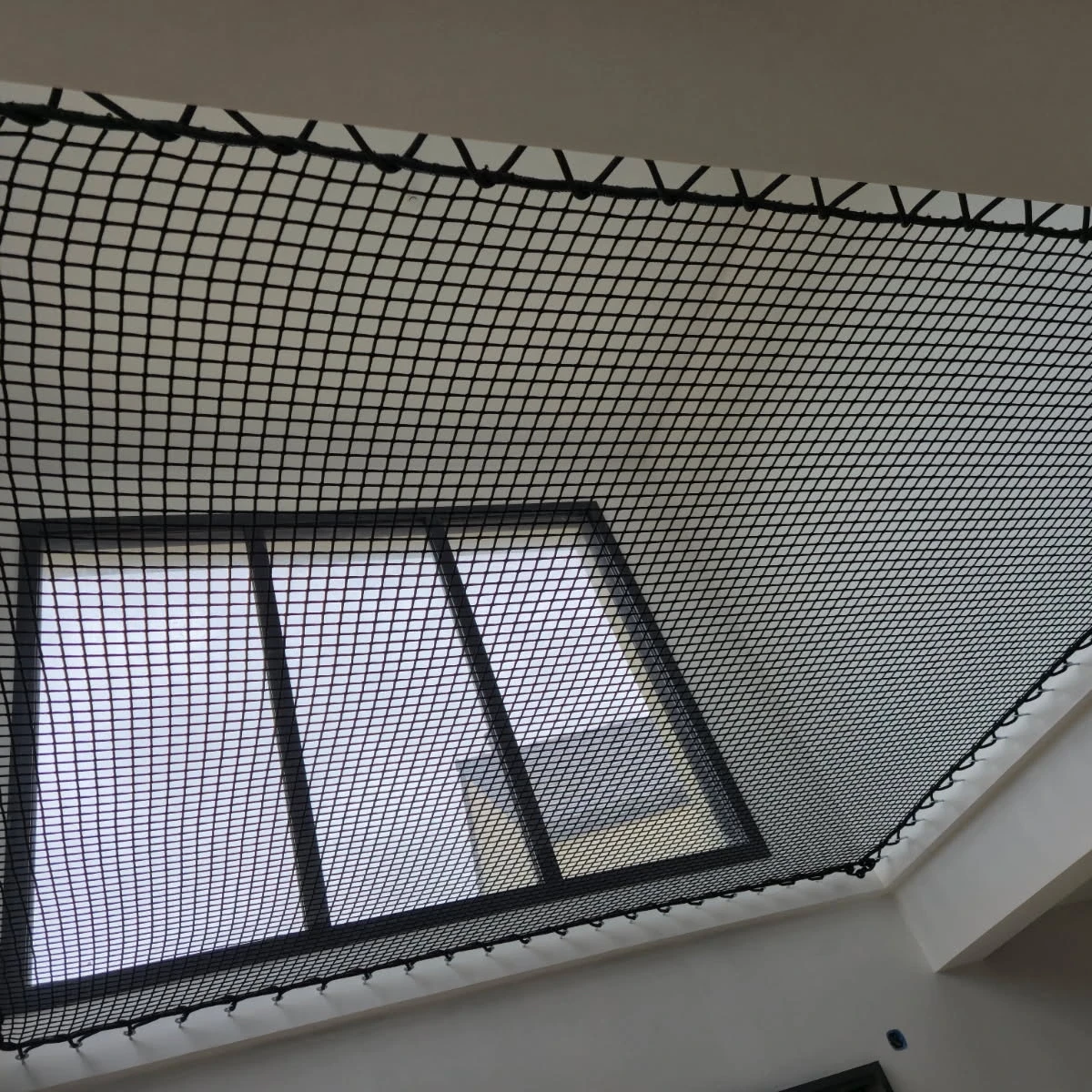 filet maille 30x30 noir habitation dessous avec piton