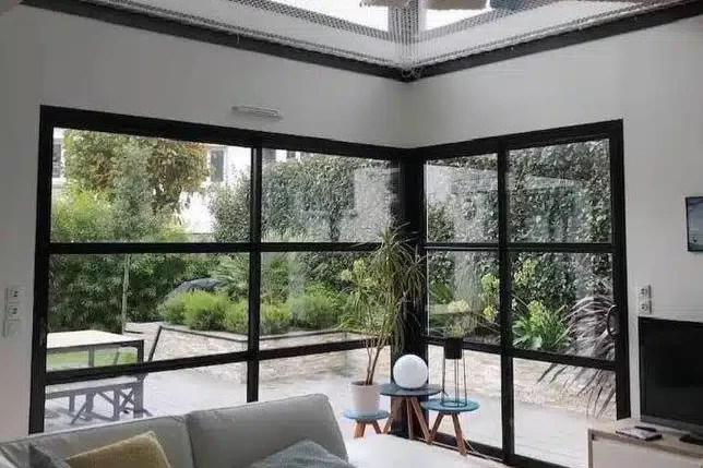 Filet mezzanine sur mesure dans grande verrière structure métallique