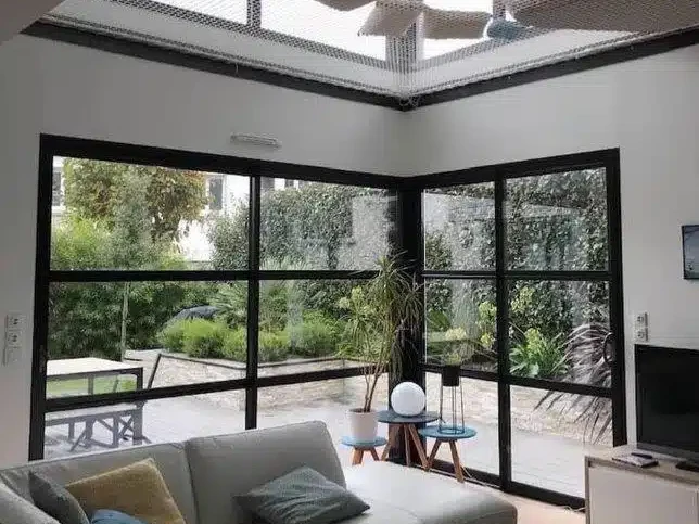 Filet mezzanine sur mesure dans grande verrière structure métallique