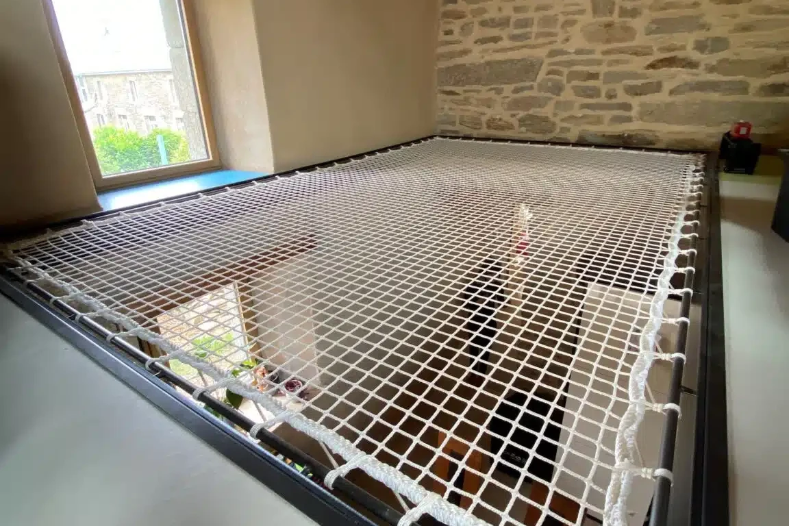 Filet interieur blanc structure métallique tube