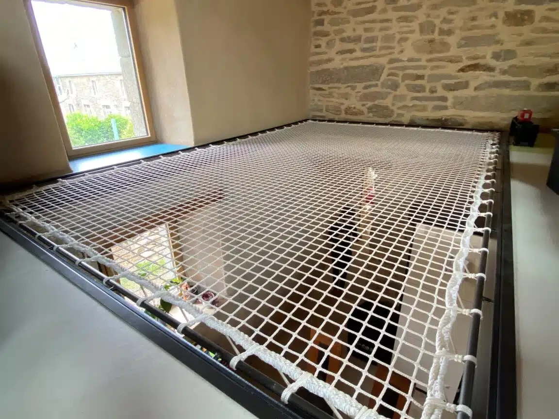 Filet interieur blanc structure métallique tube