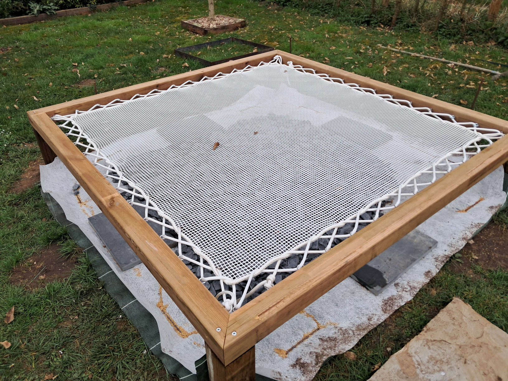 laufende Pergolen Masche 13x13mm weiß auf Holzrahmen Garten