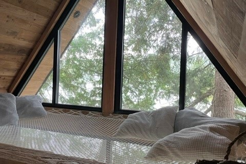 filet interieur chalet devant fenetre