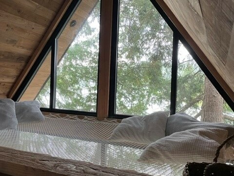 filet interieur chalet devant fenetre