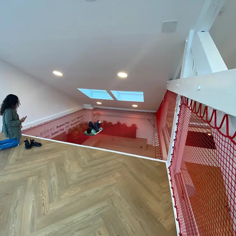 filet interieur et garde corps rouge entreprise