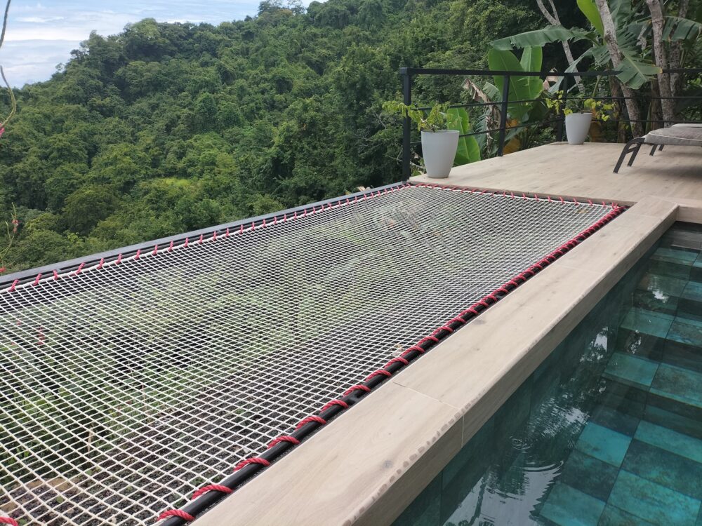 terrazza dell'hotel sul tetto bianco e rosso