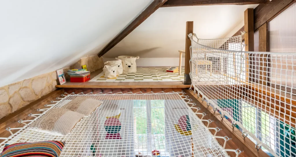 Feelnets custom-made mezzanine net with stair railing