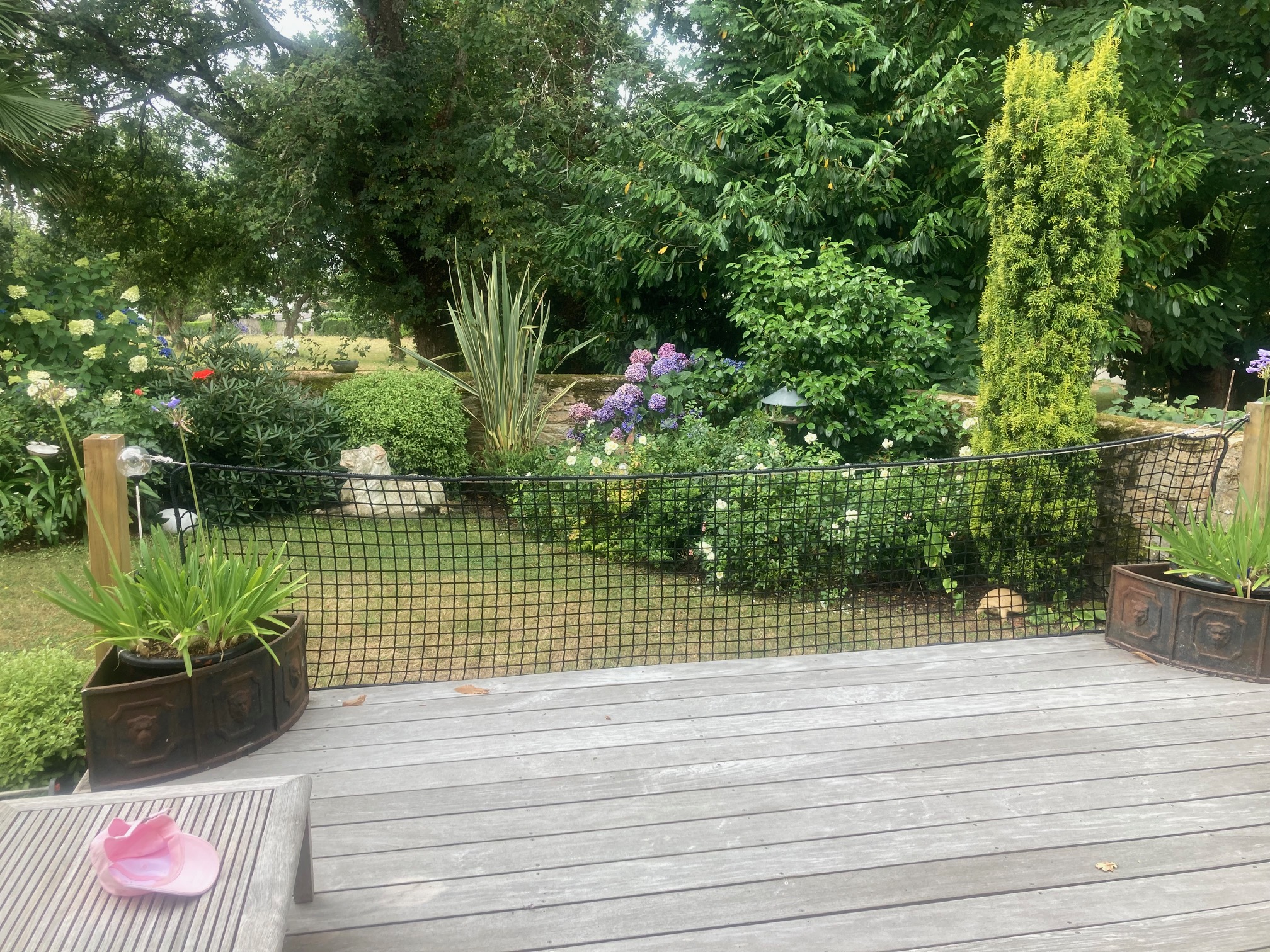 Filet garde-corps extérieur maille noire vue jardin