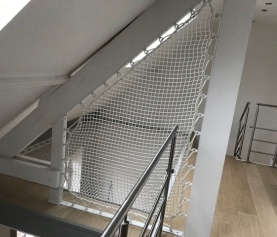 Filet garde-corps ou barrière classique : quelle solution pour sécuriser vos espaces en hauteur ?